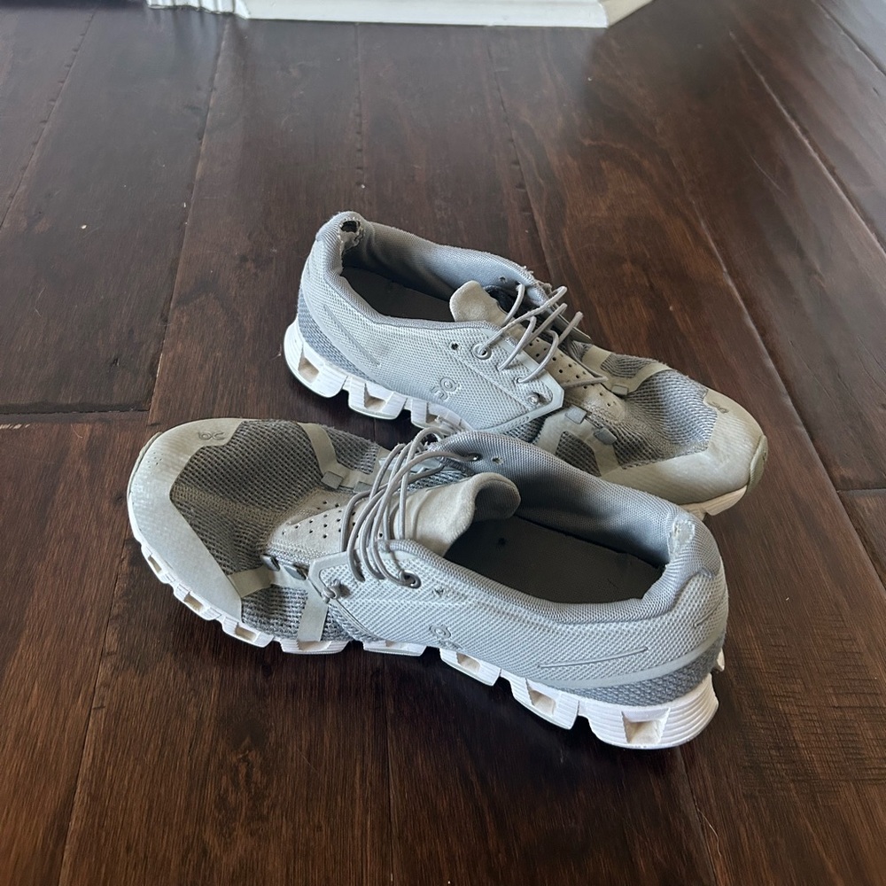 On Cloud tennis shoes size 9.5